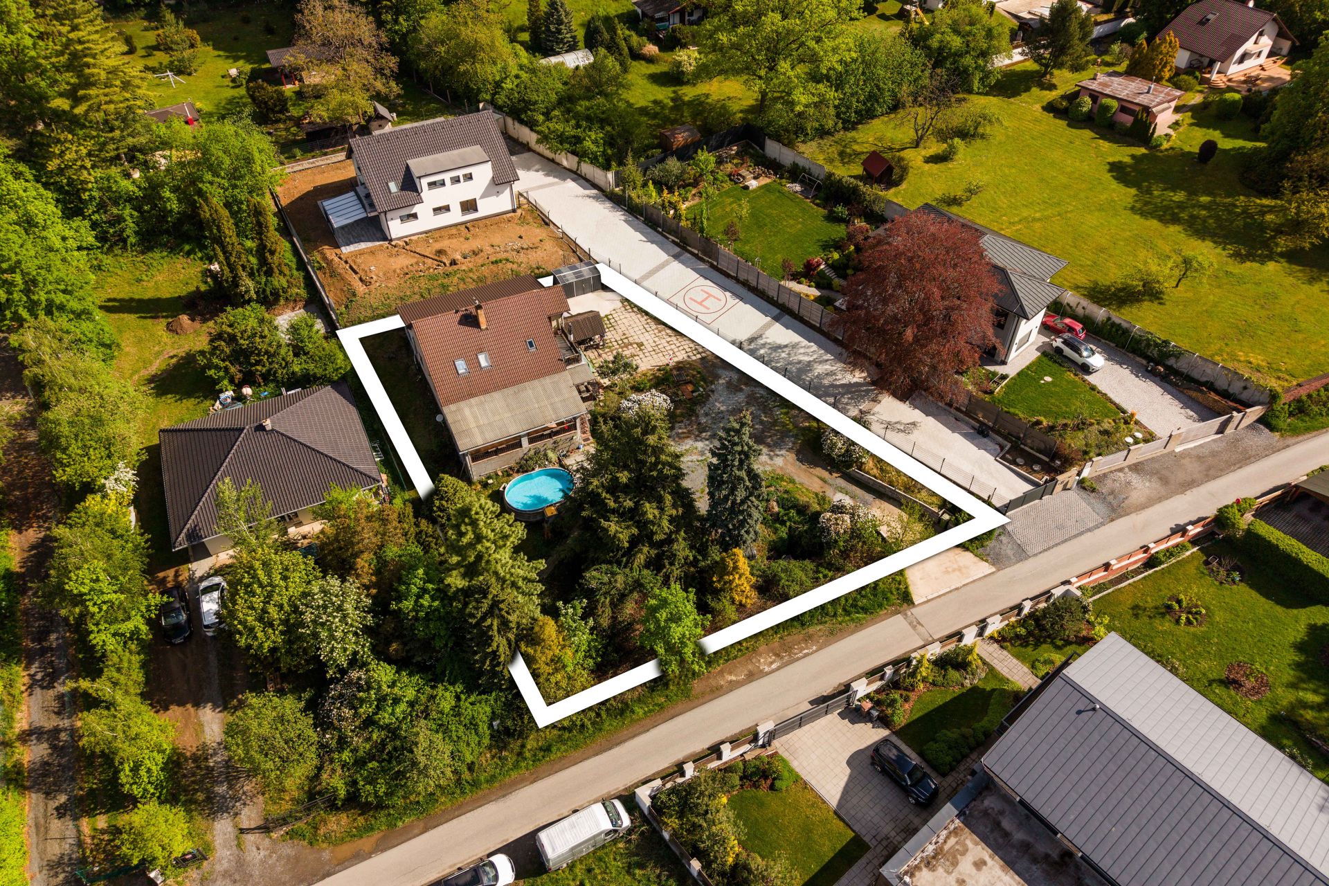 Rodinný dům se dvěma bytovými jednotkami, bazénem a pozemkem o velikosti 1 306 m² – Horní Jirčany